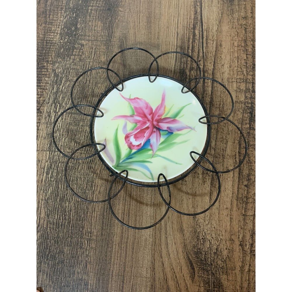 Vintage Hand Painted Lily Plate In Wire Holder‎